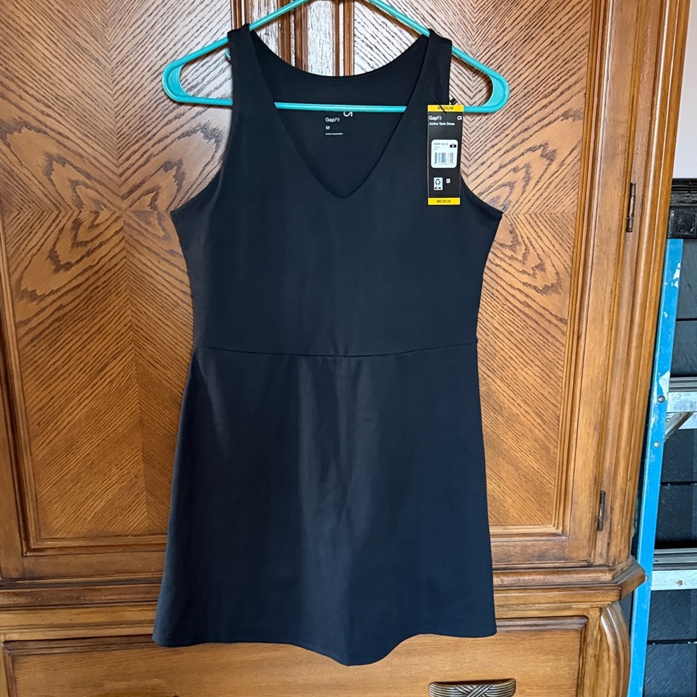 GAPFit Black V-Neck Sleeveless Mini Dress/skort size M